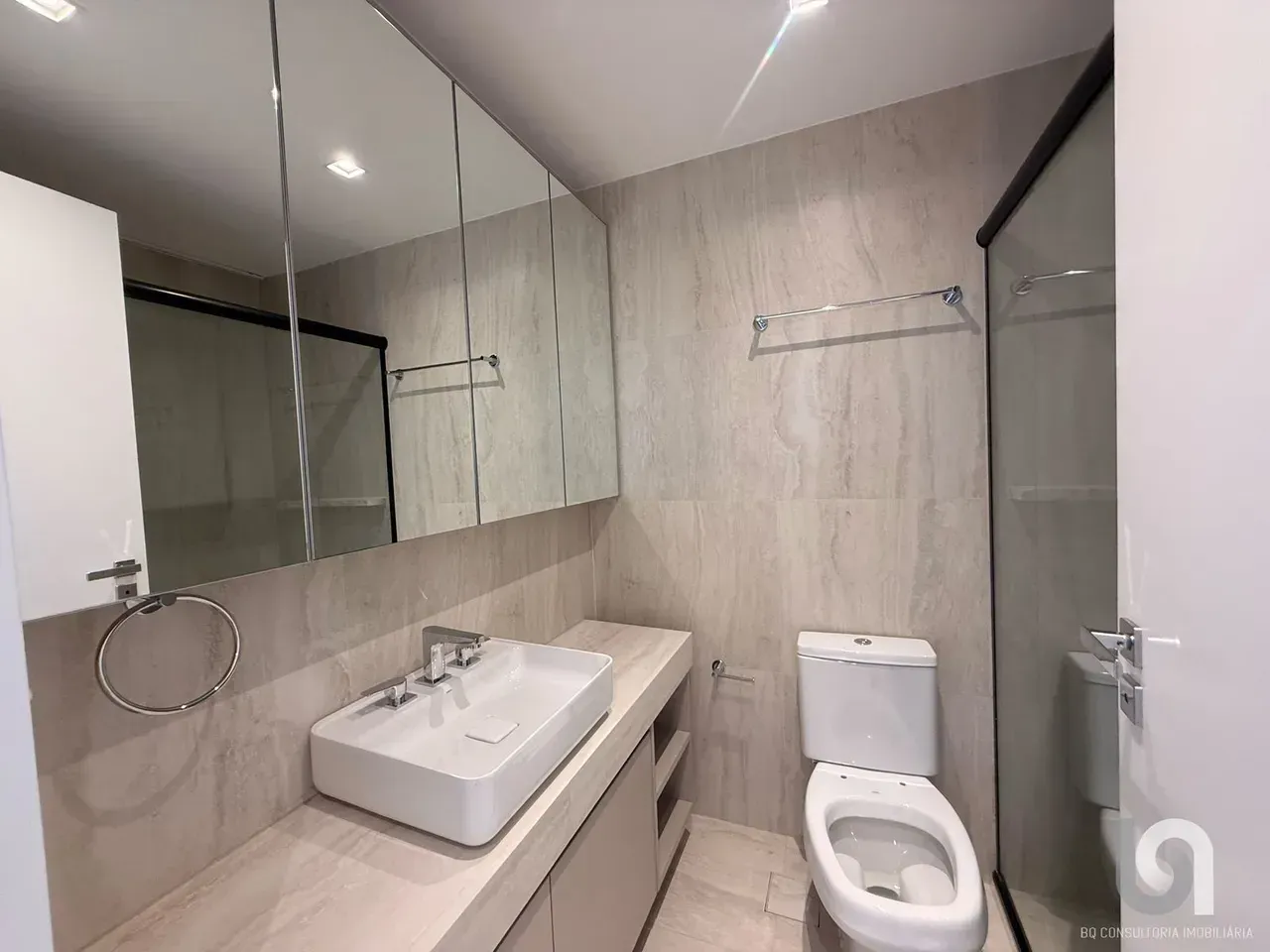 Apartamento com 4 dormitórios e 5 banheiros, 231 m² — photo 18