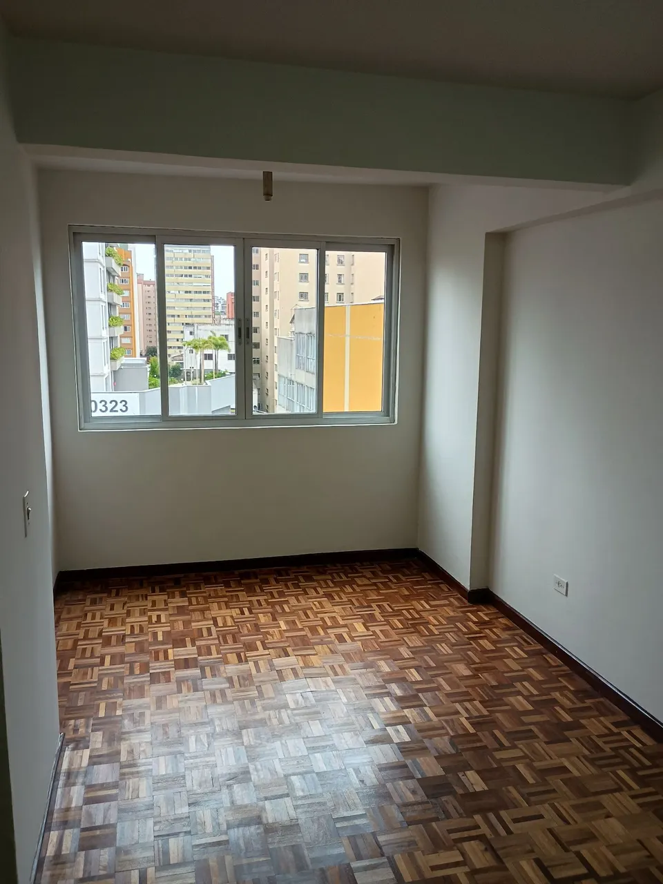 Studio, 28 m², with wood or laminate floors — photo 2