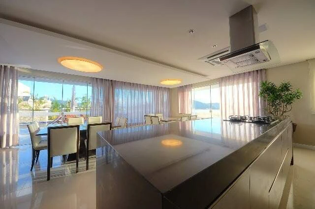 Balcony with a grill in a one-bedroom apartment, 68 m² — photo 27