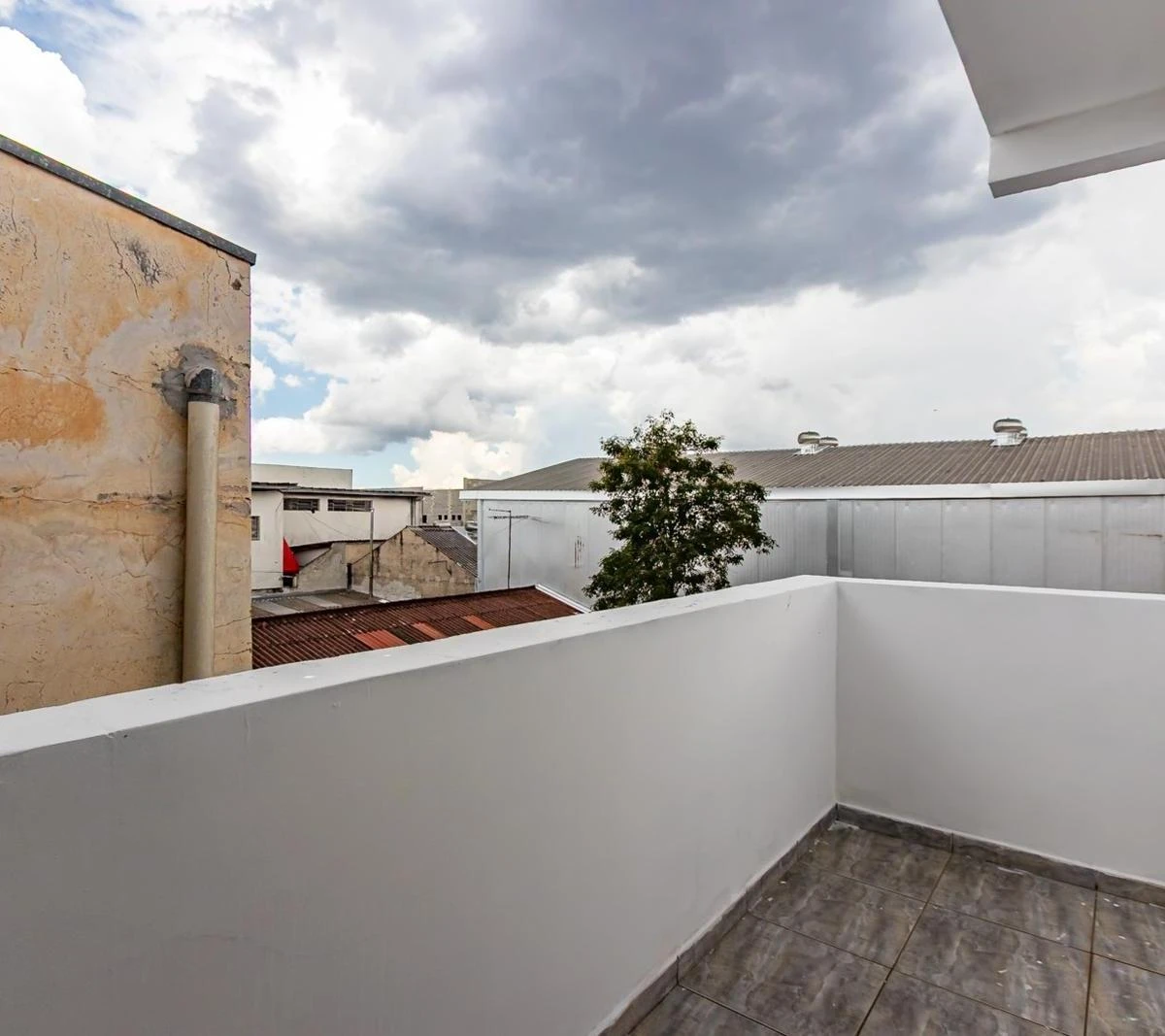 Деревянный пол или ламинат и 3 спальни: квартира 140 м² — photo 17