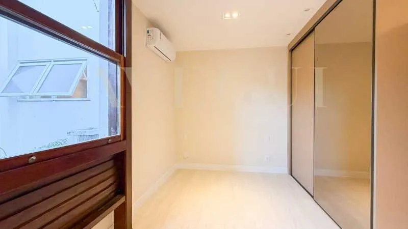 Floor-to-ceiling windows in a 3-bedroom apartment, 170 m² — photo 15