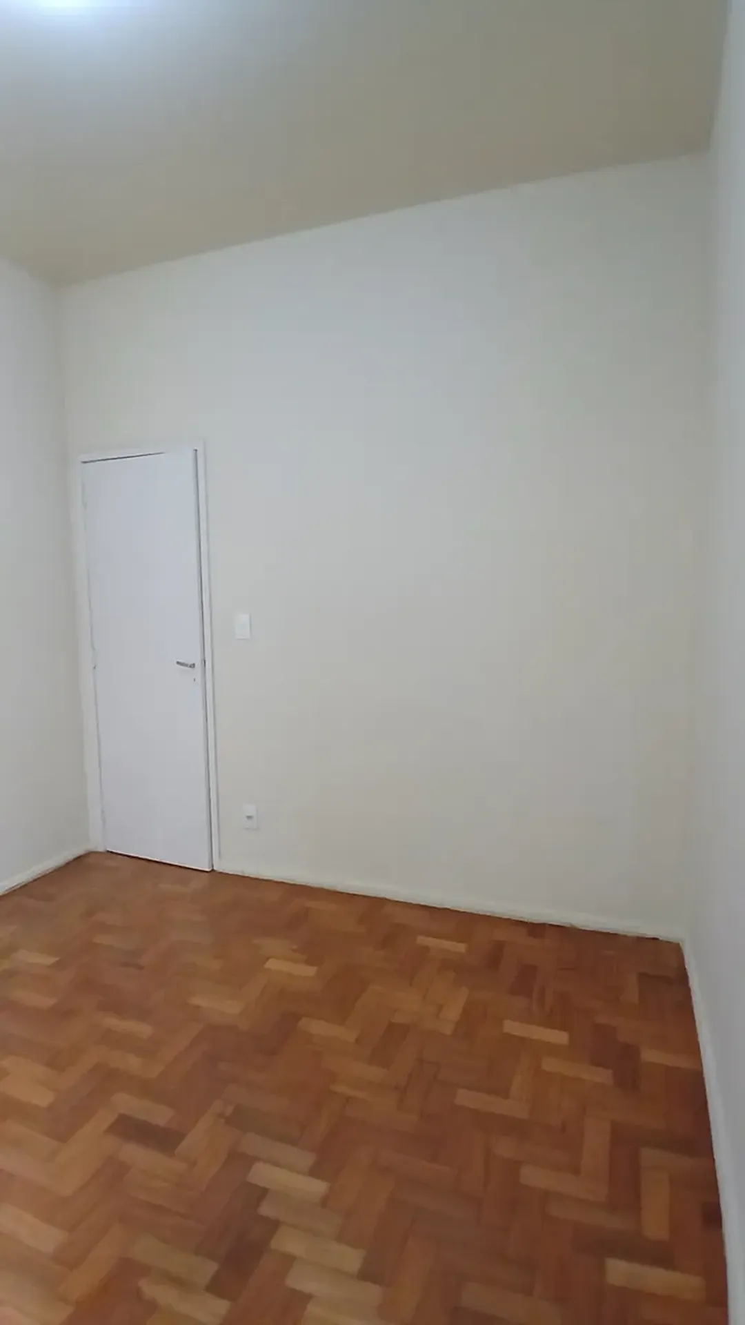 Walk-in closet in a one-bedroom apartment, 45 m² — photo 13