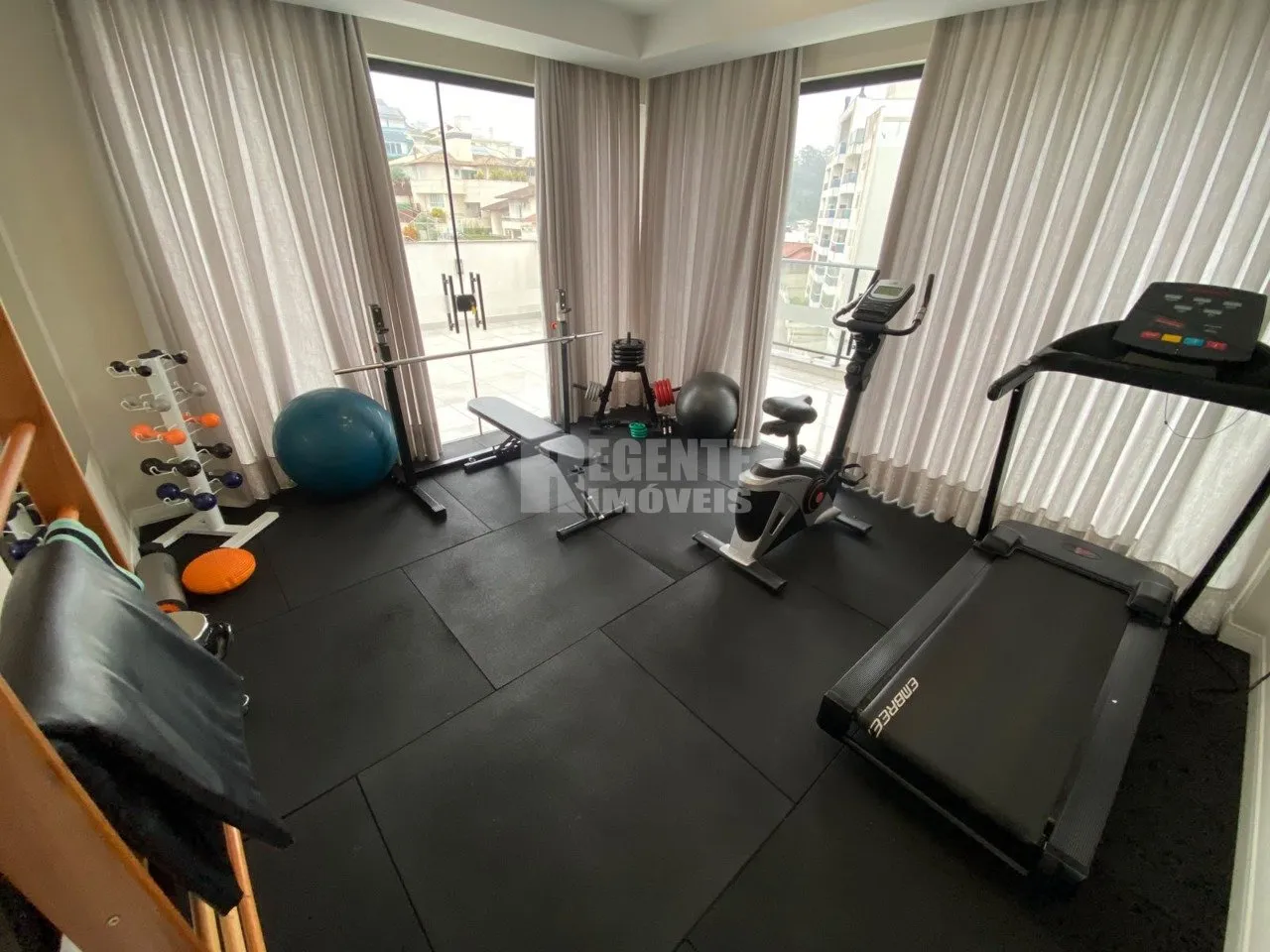 One-bedroom apartment in a building with a gym — photo 13