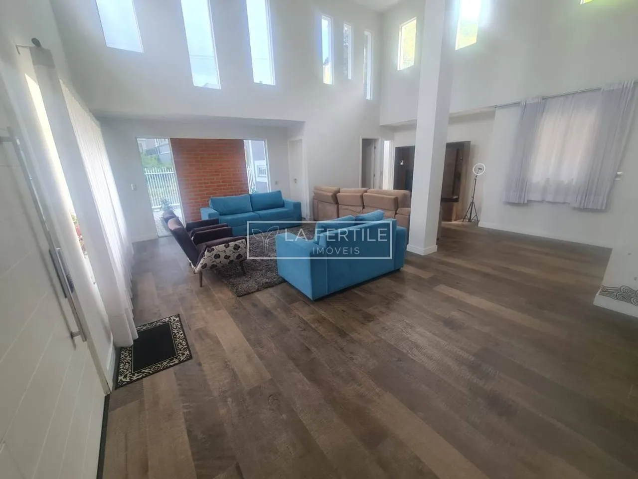 House with 3 bedrooms and floor-to-ceiling windows