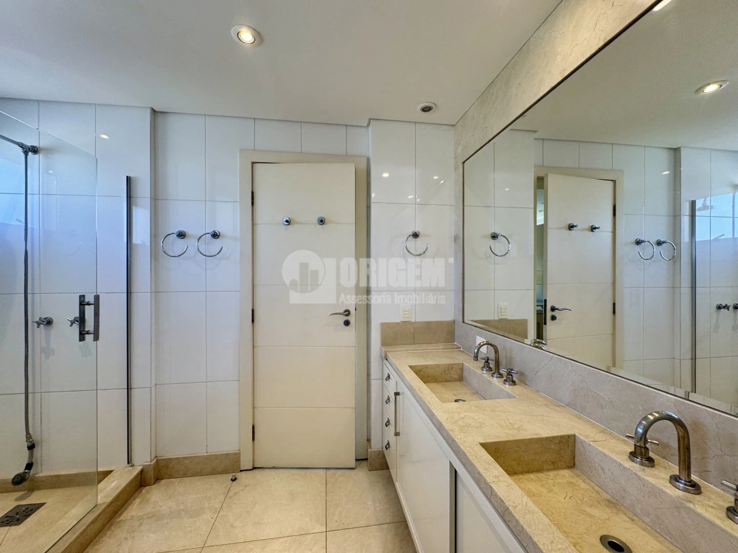 2-bedroom apartment with a bathtub in Curitiba — photo 17