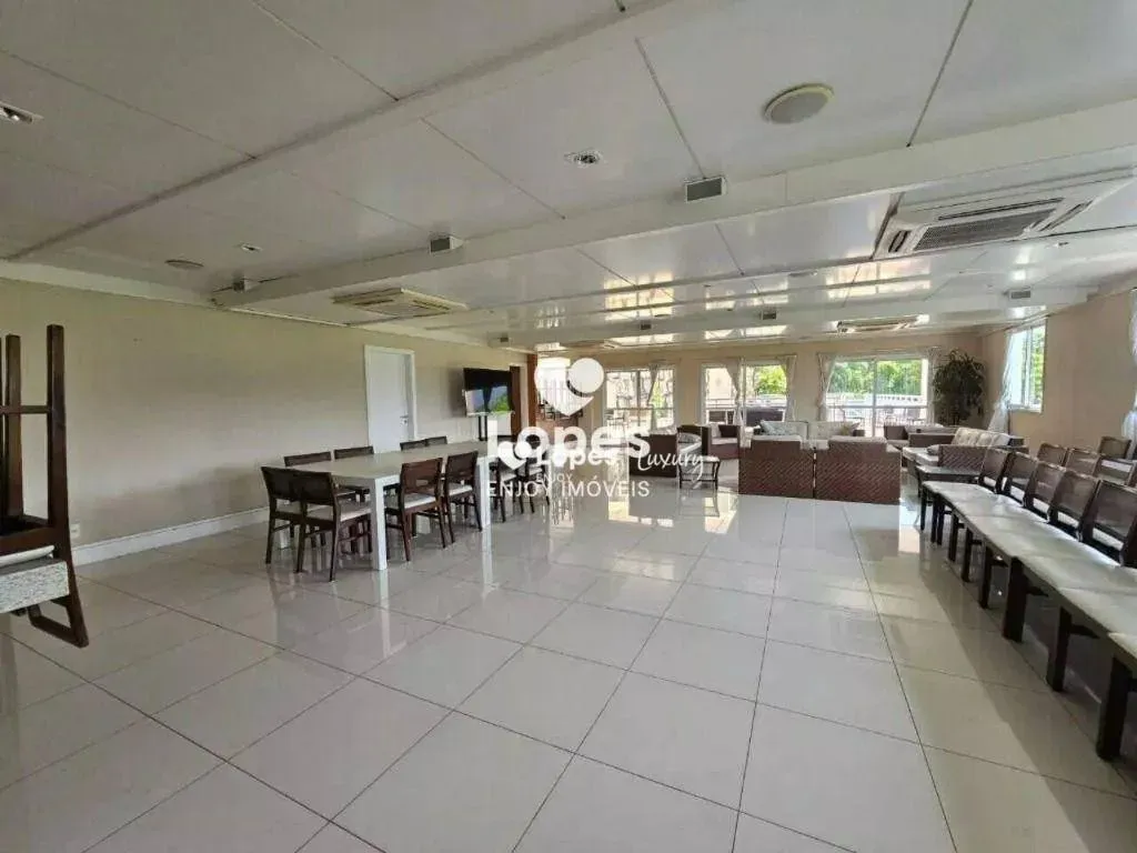 5-bedroom house with a glass-enclosed balcony — photo 39