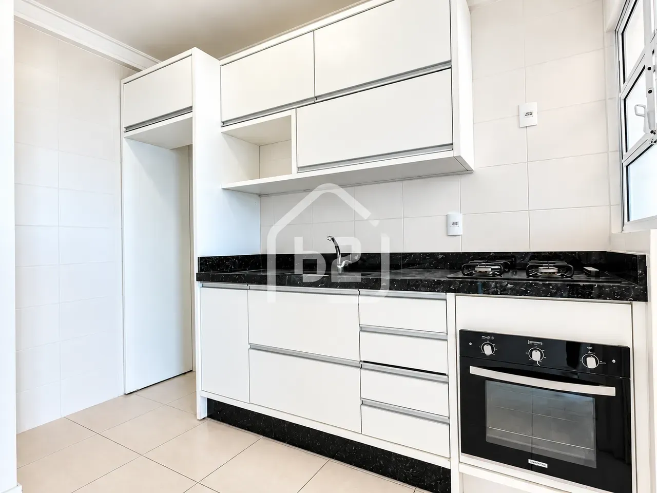 2-bedroom apartment in a building with a gym — photo 7