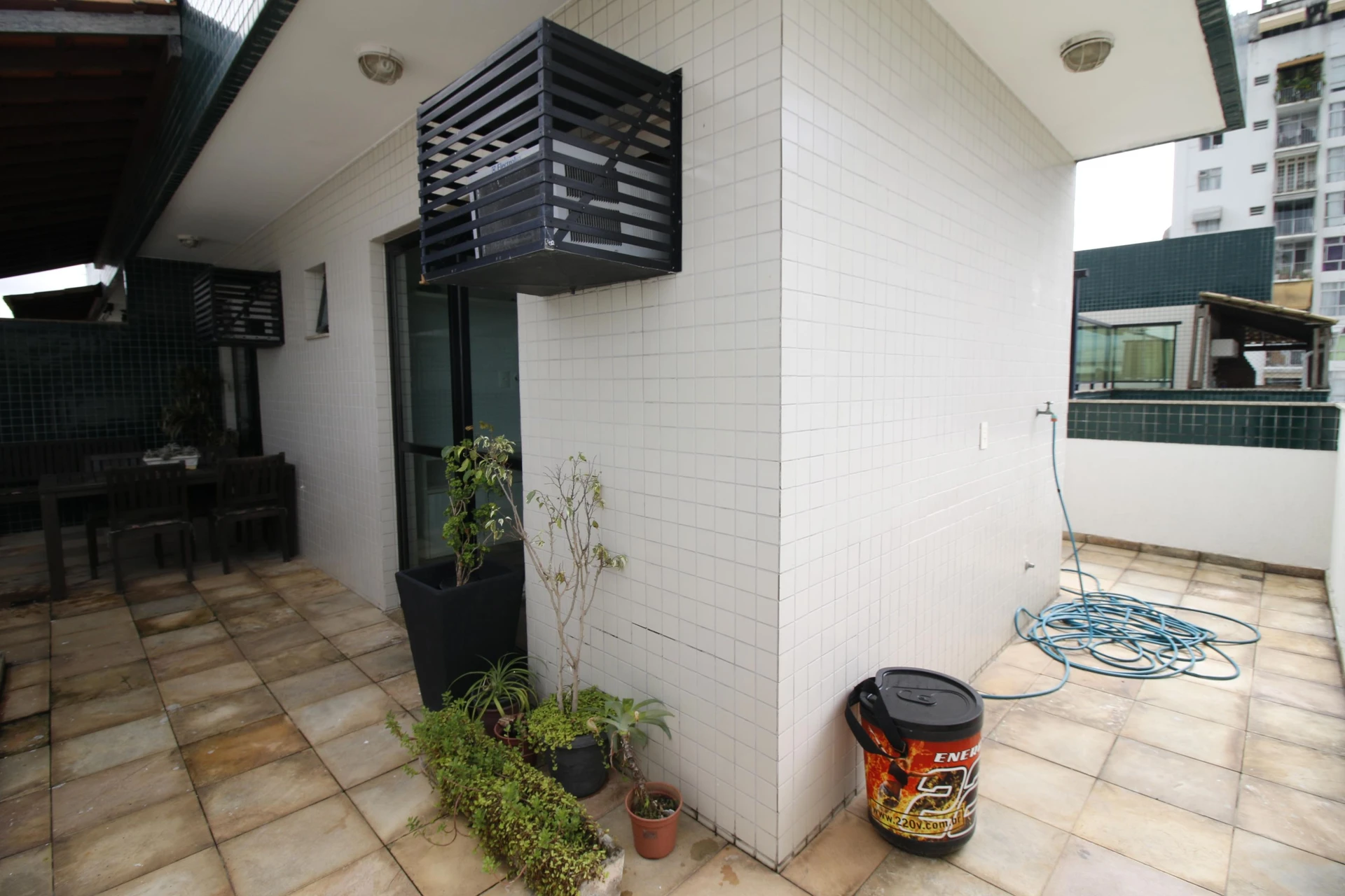 Balcony with a grill in a 4-bedroom apartment, 172 m² — photo 55