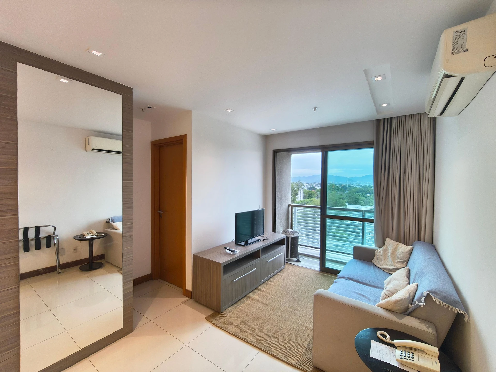 One-bedroom apartment with a mountain view in Rio de Janeiro — photo 8