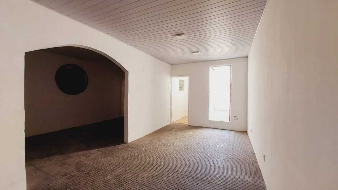 Unfurnished house with 5 bedrooms, 2 bathrooms, no parking — photo 4