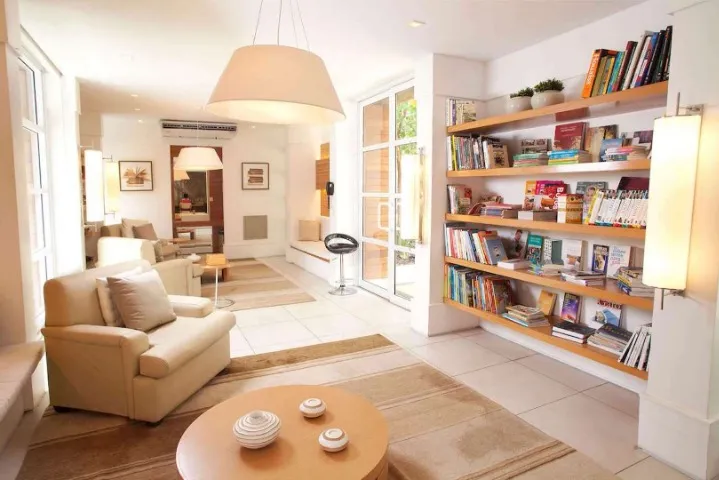 Glass-enclosed balcony in a 2-bedroom apartment, 78 m² — photo 16
