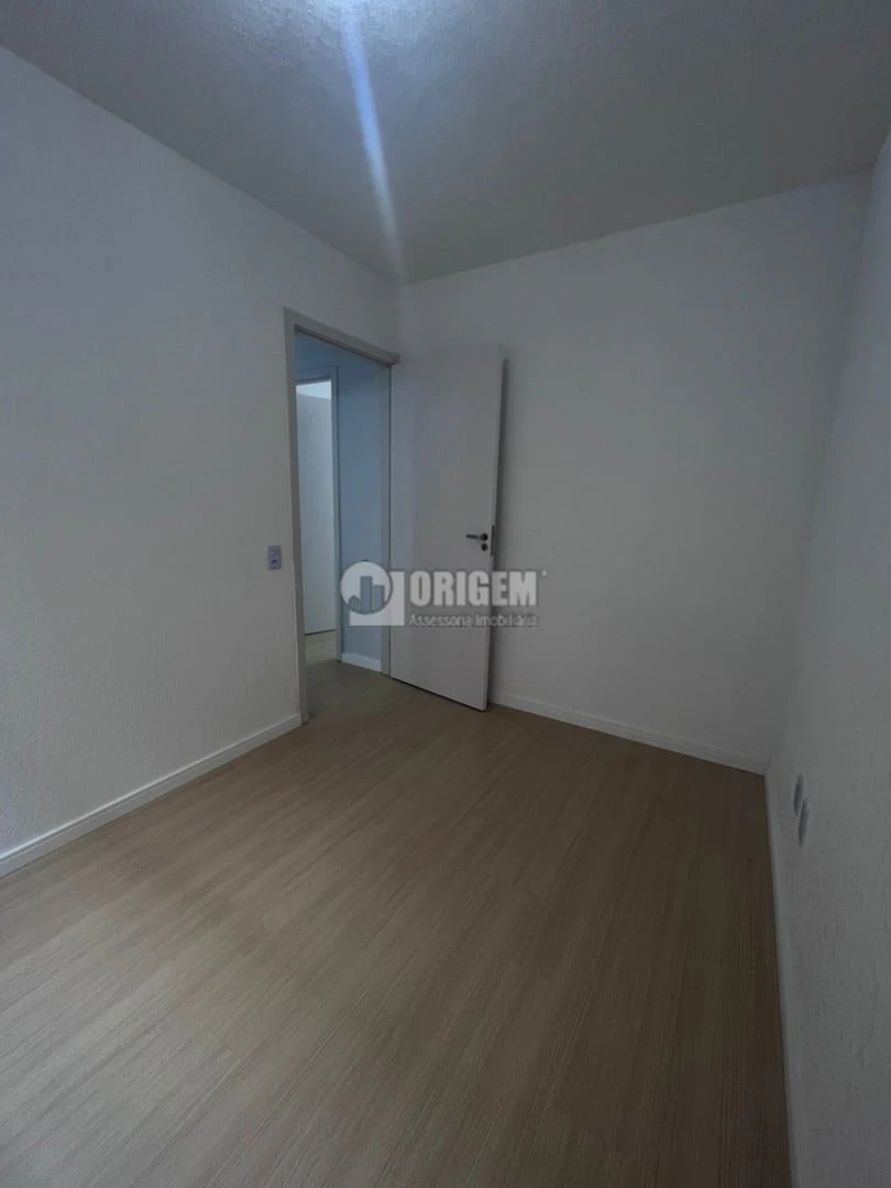 2-bedroom apartment with wood or laminate floors — photo 4