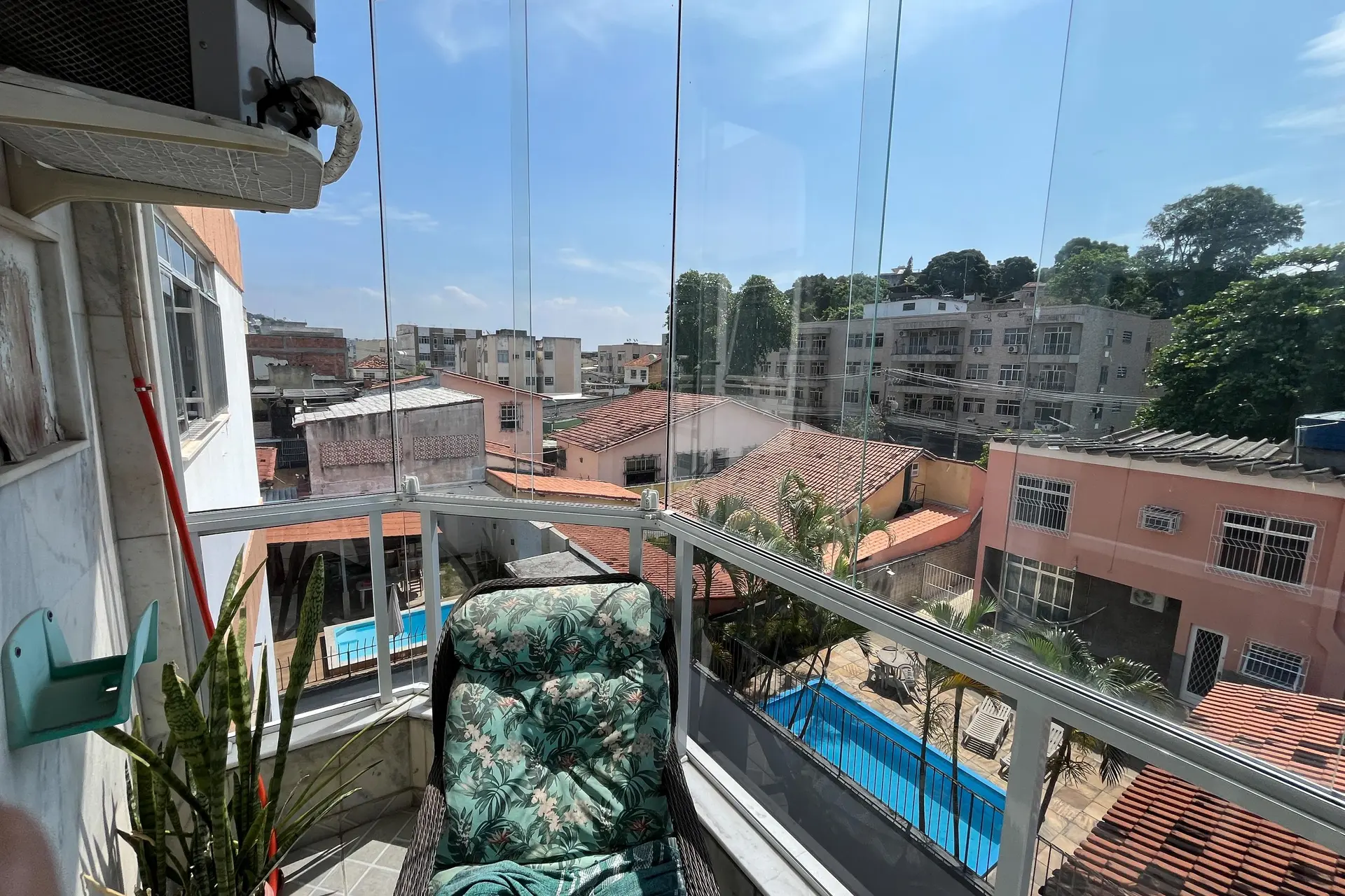 Glass-enclosed balcony in a 3-bedroom apartment, 131 m² — photo 18