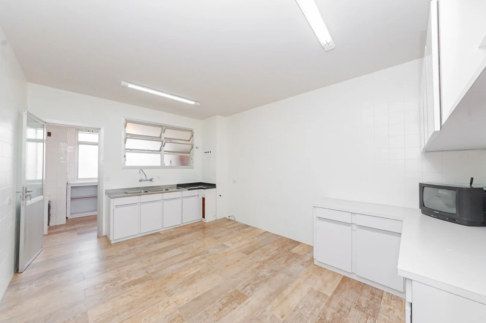 4-bedroom 239 m² apartment with 2 parking spots and 1 suite — photo 15