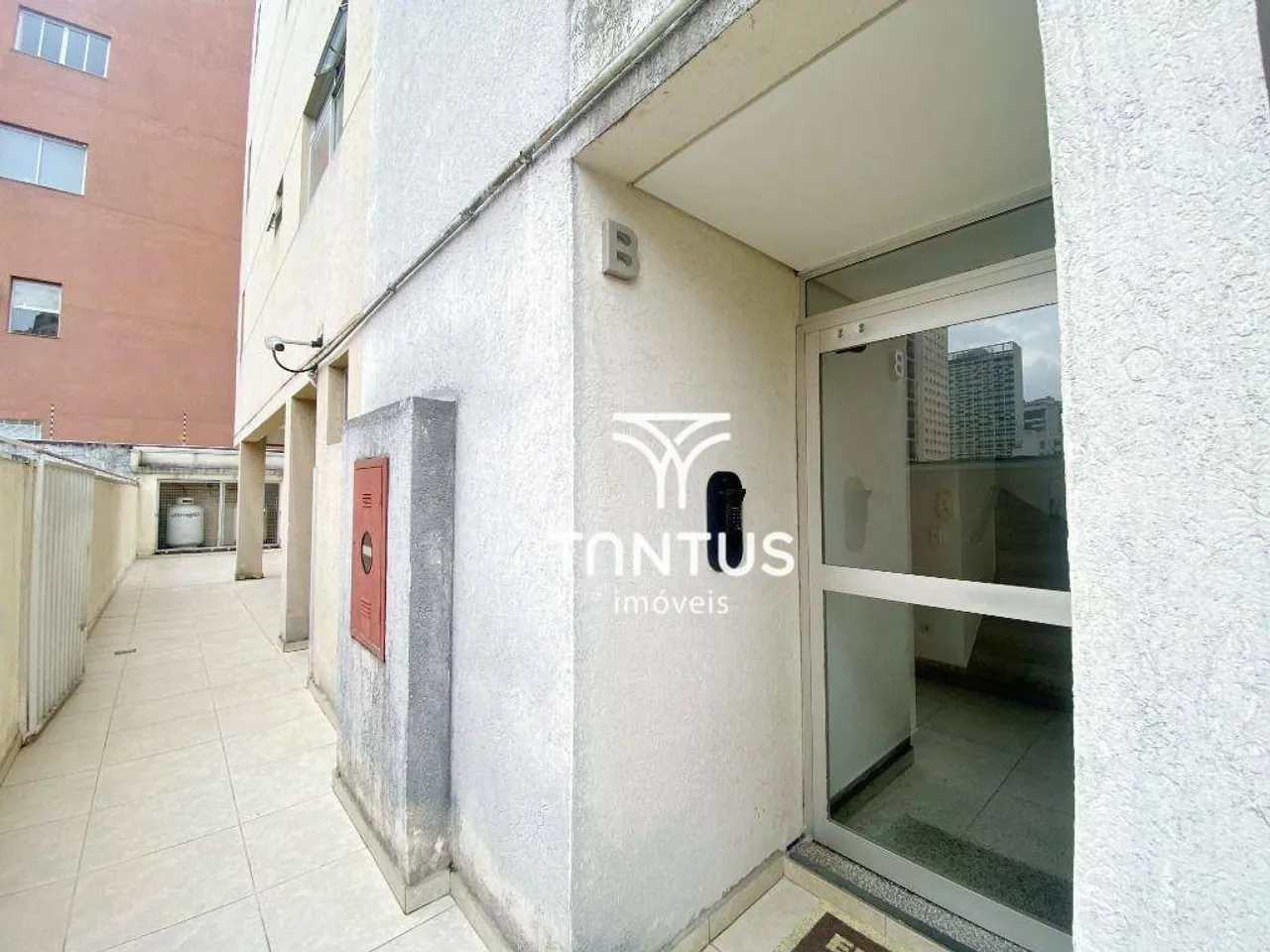 1-bedroom 24 m² apartment with a compact kitchen corner — photo 3