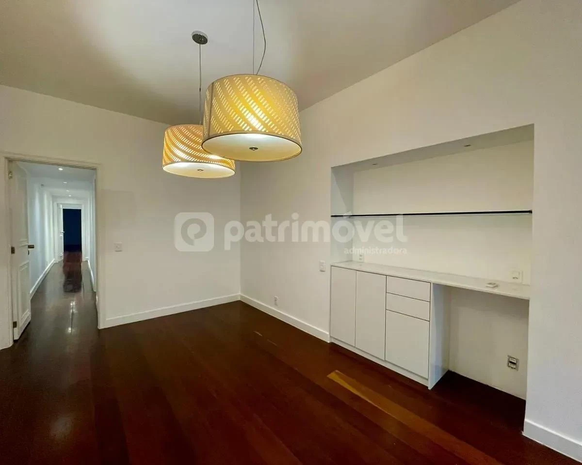 271 m² apartment with an enclosed balcony — photo 3