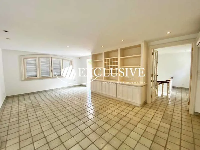 Bathtub in a 5-bedroom house, 881 m² — photo 15