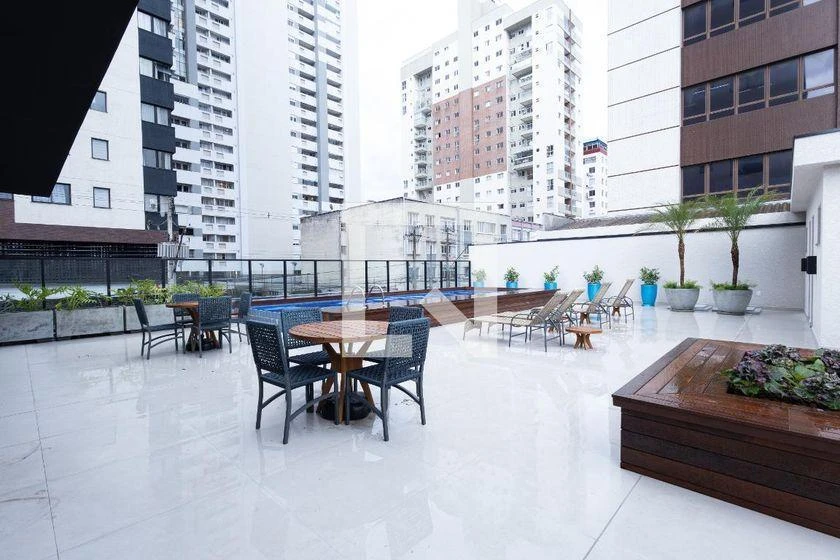 Furnished 1-bedroom apartment with 24 m² and floor-to-ceiling windows — photo 5