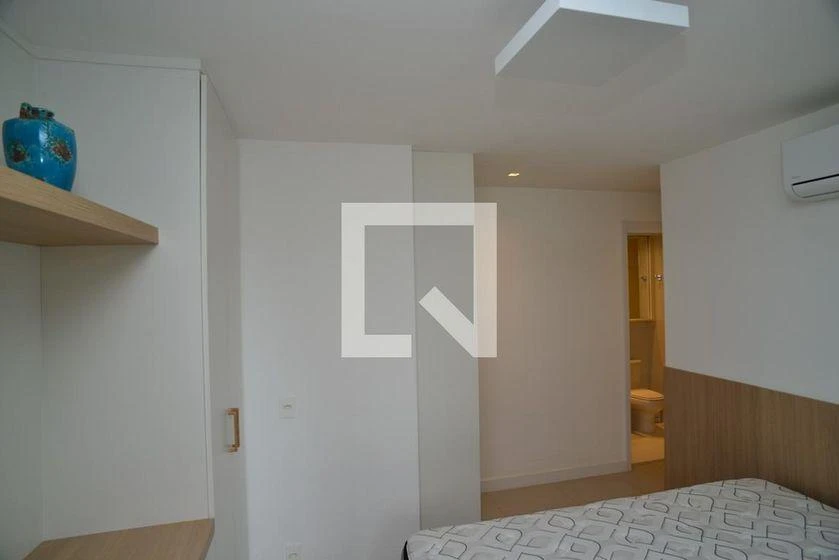 Glass-enclosed balcony in a 3-bedroom apartment, 103 m² — photo 33