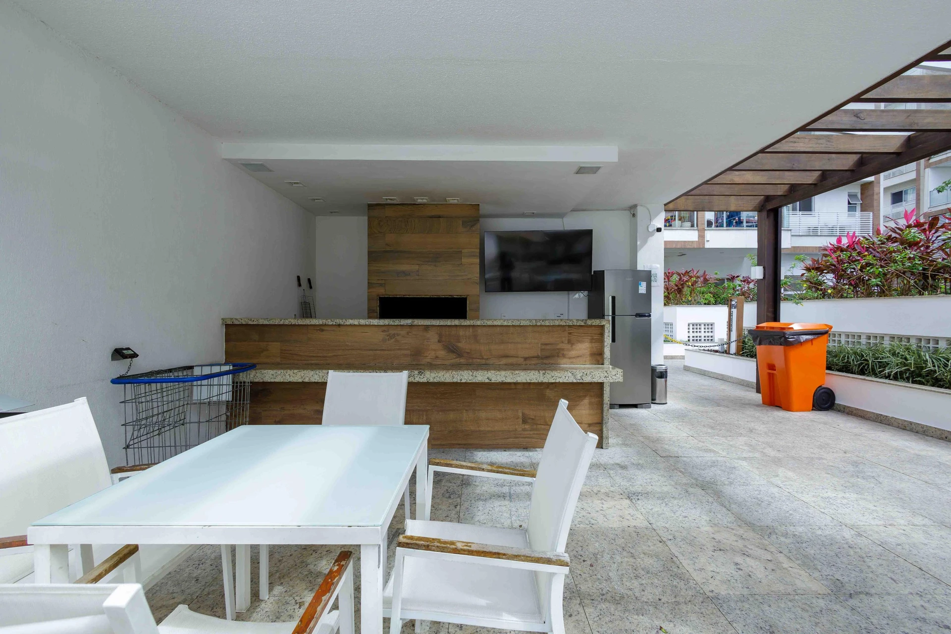Unfurnished apartment with 2 bedrooms and 2 bathrooms — photo 36