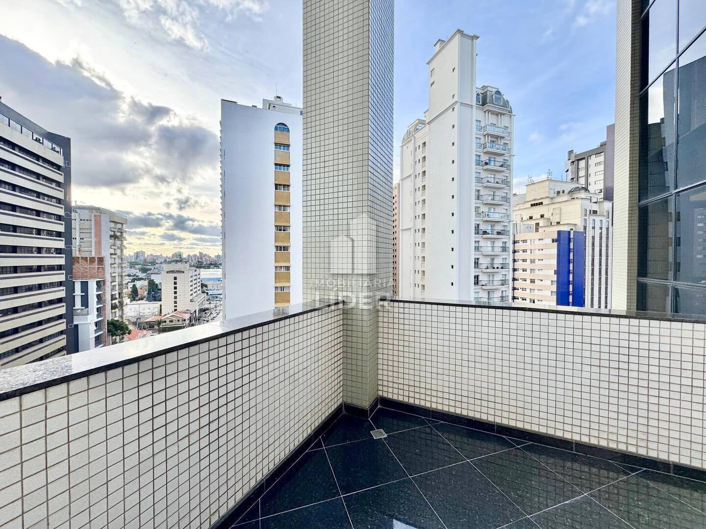 Apartment with 4 bedrooms and 3 parking spots, balcony — photo 8