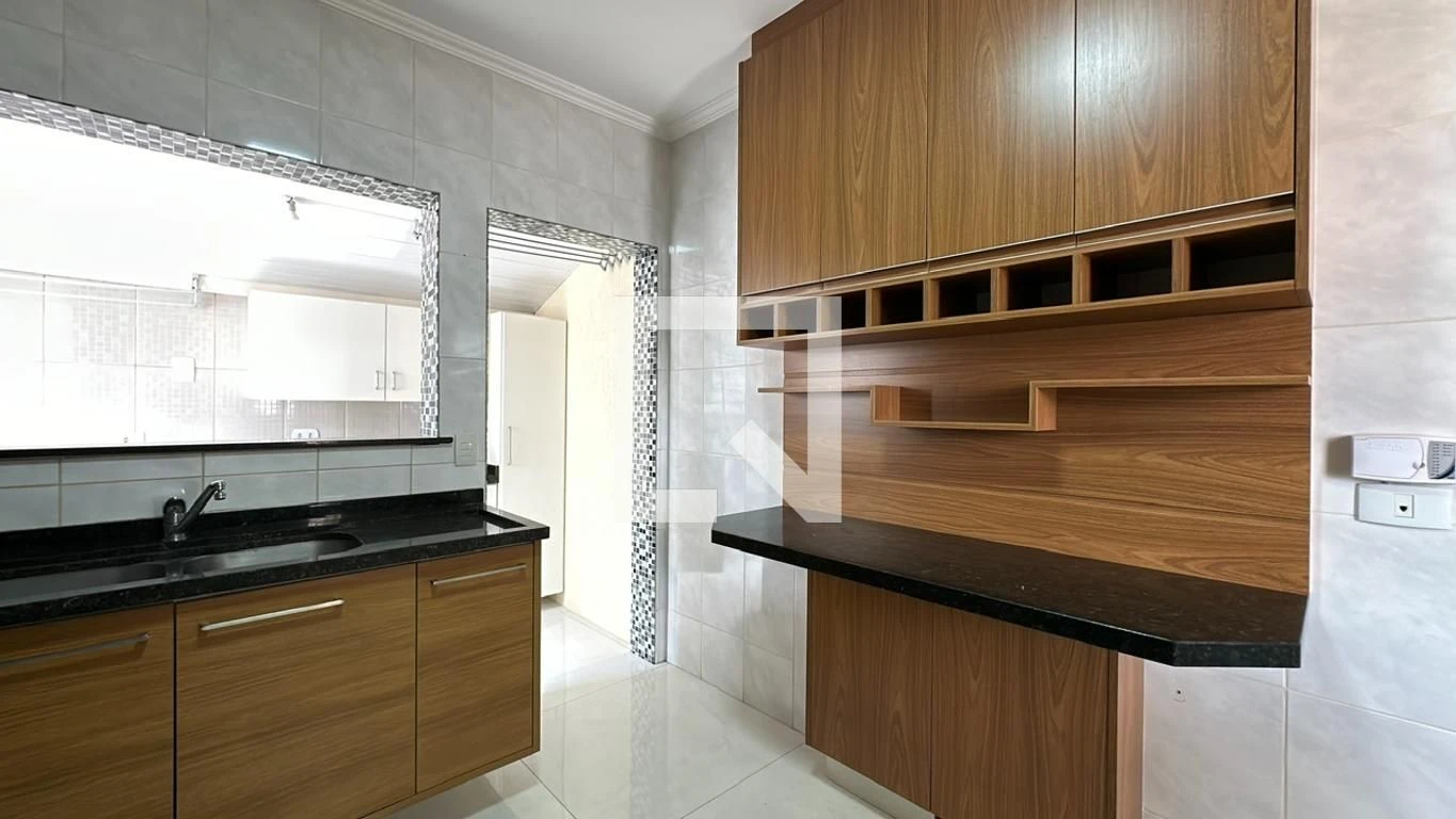 3-bedroom house with a glass-enclosed balcony in Curitiba — photo 13