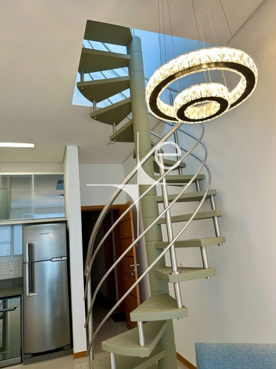 Walk-in closet in a 2-bedroom apartment, 98 m² — photo 8