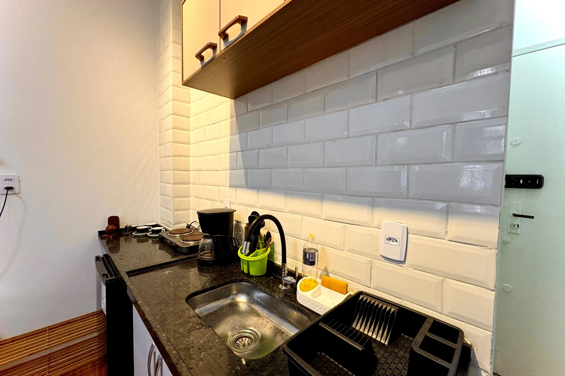 Furnished 1-bedroom apartment with pet-friendly policy — photo 7