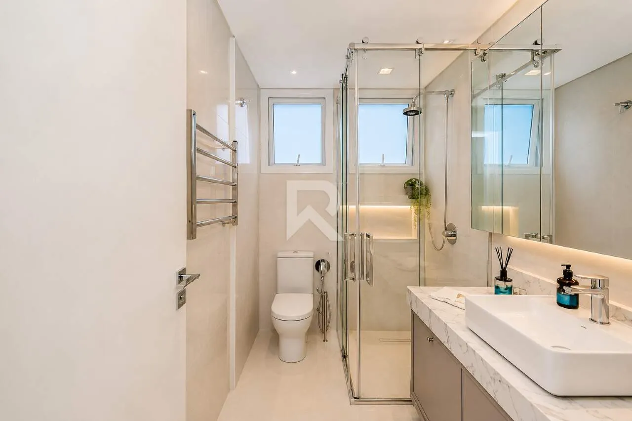 Furnished 635 m² house with 4 en-suite bedrooms and parking — photo 7