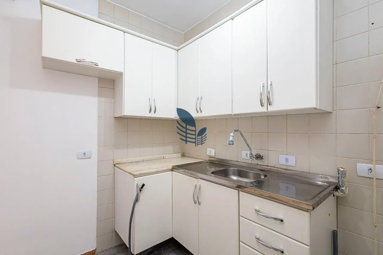 1-bedroom apartment with en-suite bathroom and separate kitchen — photo 11