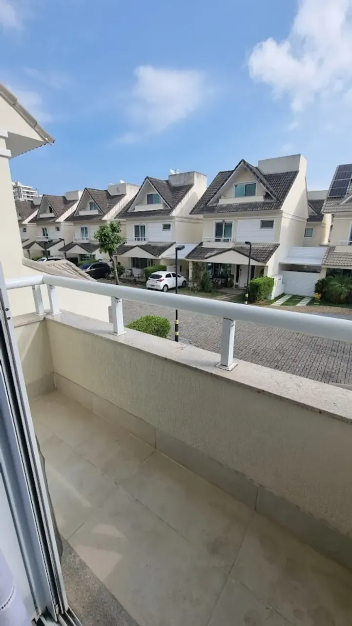Casa com 4 quartos e 5 banheiros, com churrasqueira na varanda