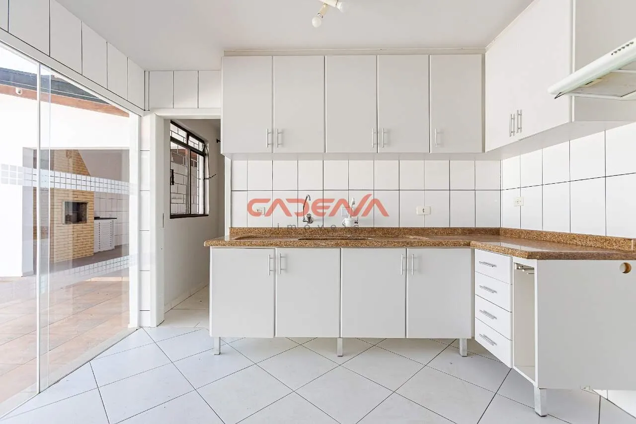 House with 3 bedrooms and built-in kitchen cabinets — photo 9