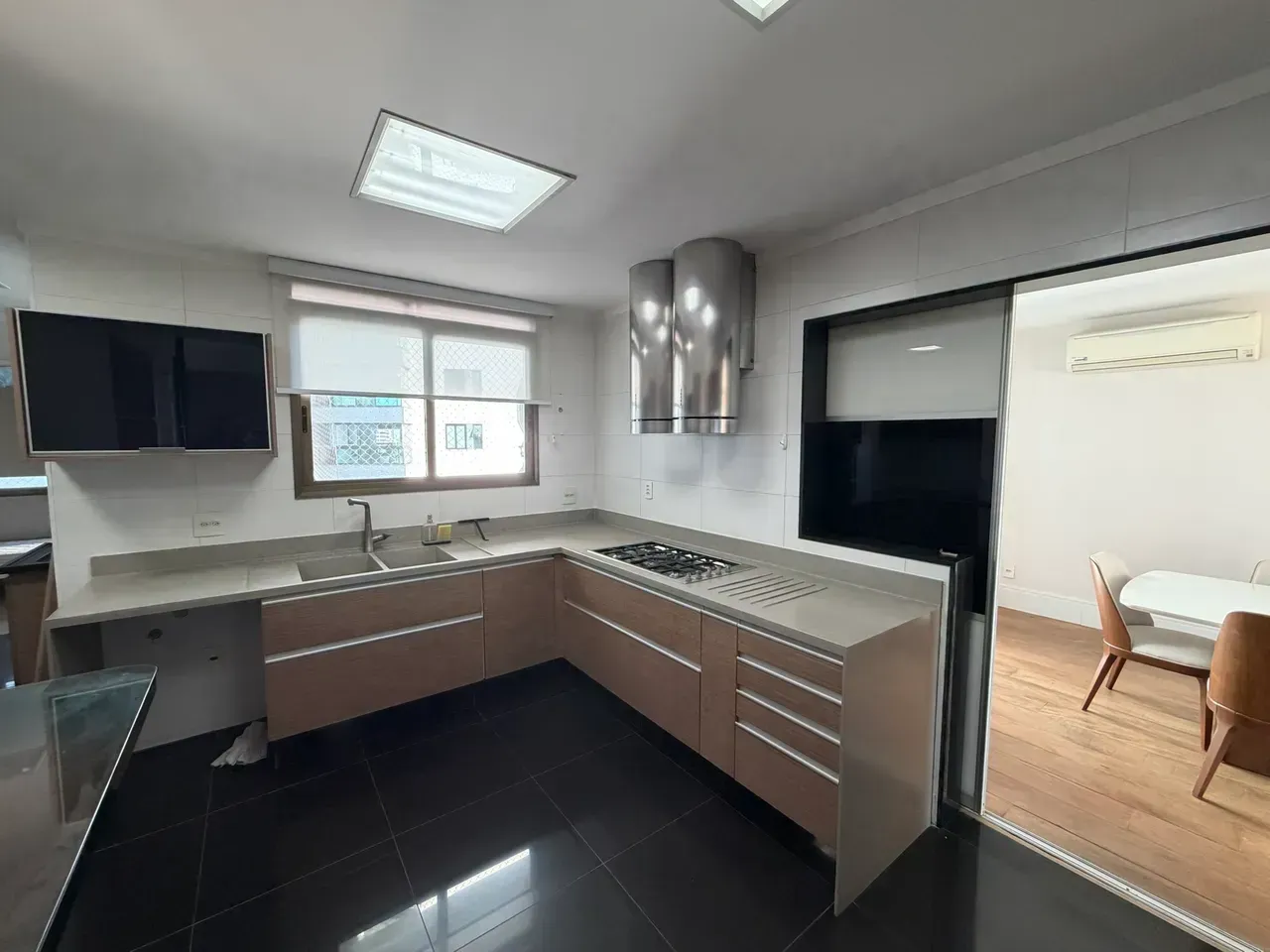 Furnished 3-bedroom apartment with open-plan kitchen — photo 7