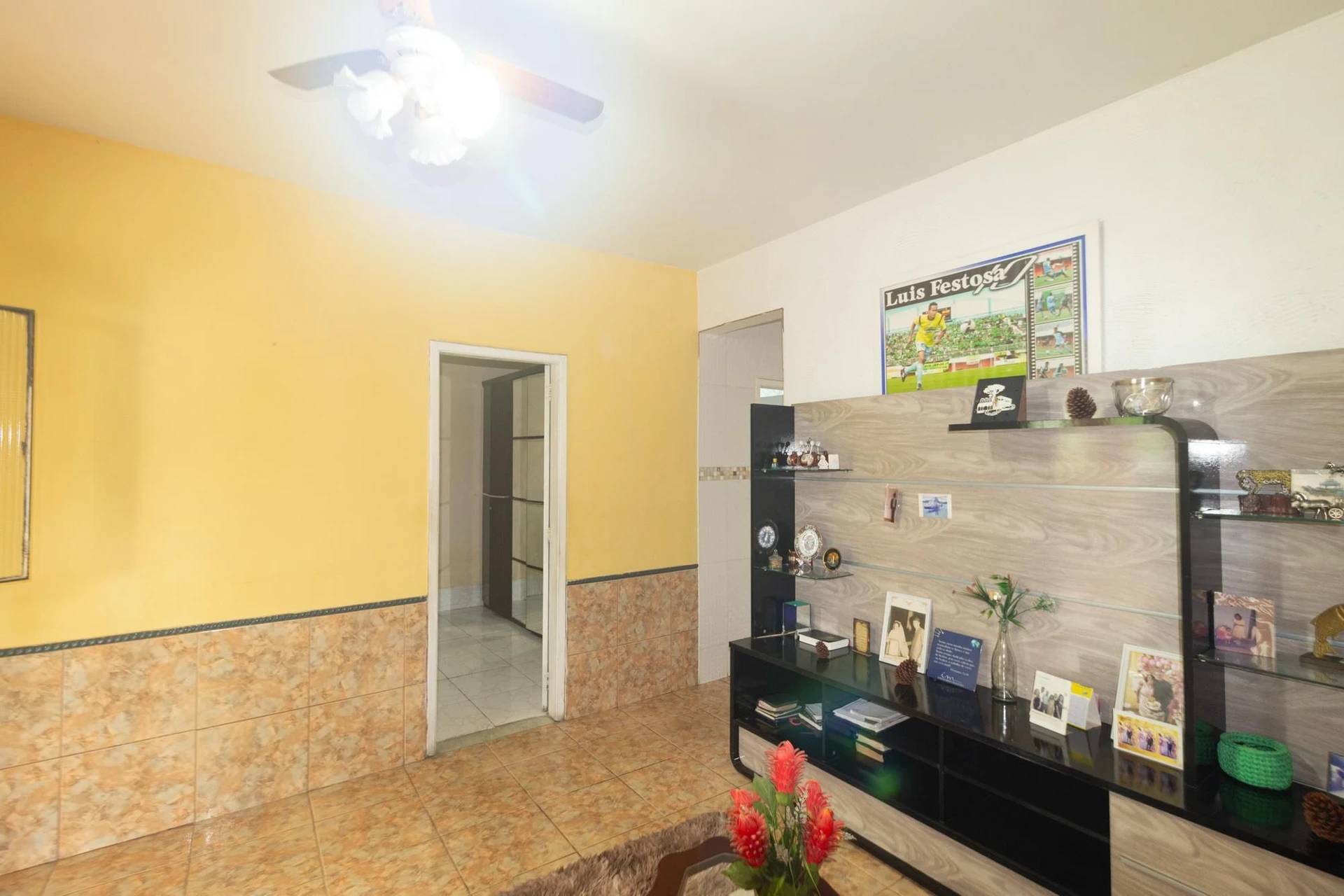 360 m² house with a home office and a garden