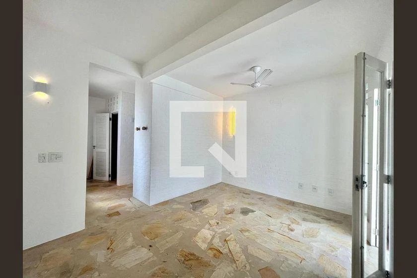 Balcony with a grill in a 3-bedroom house, 220 m² — photo 27