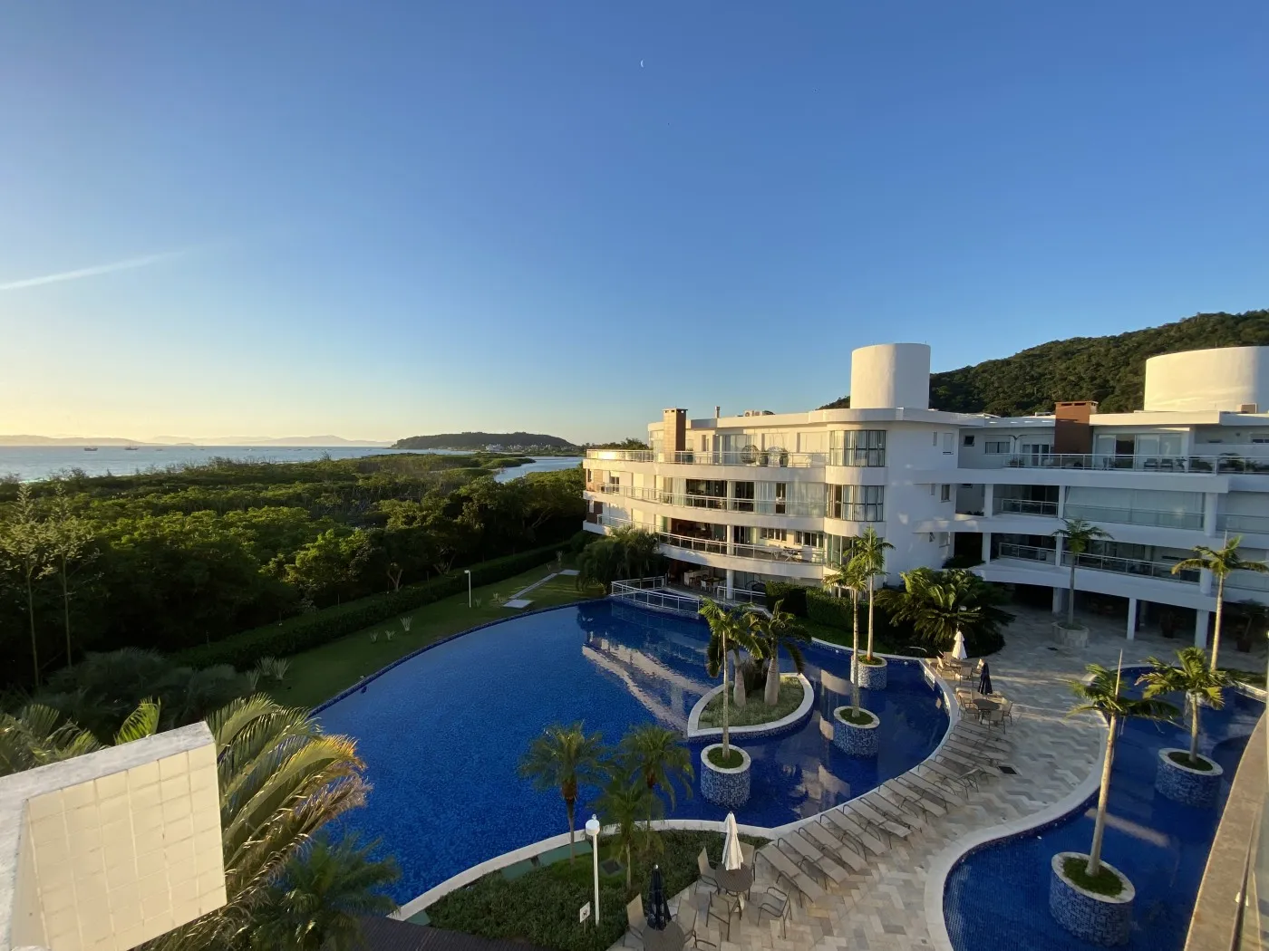 318 m² apartment with a bathtub and a water view — photo 21