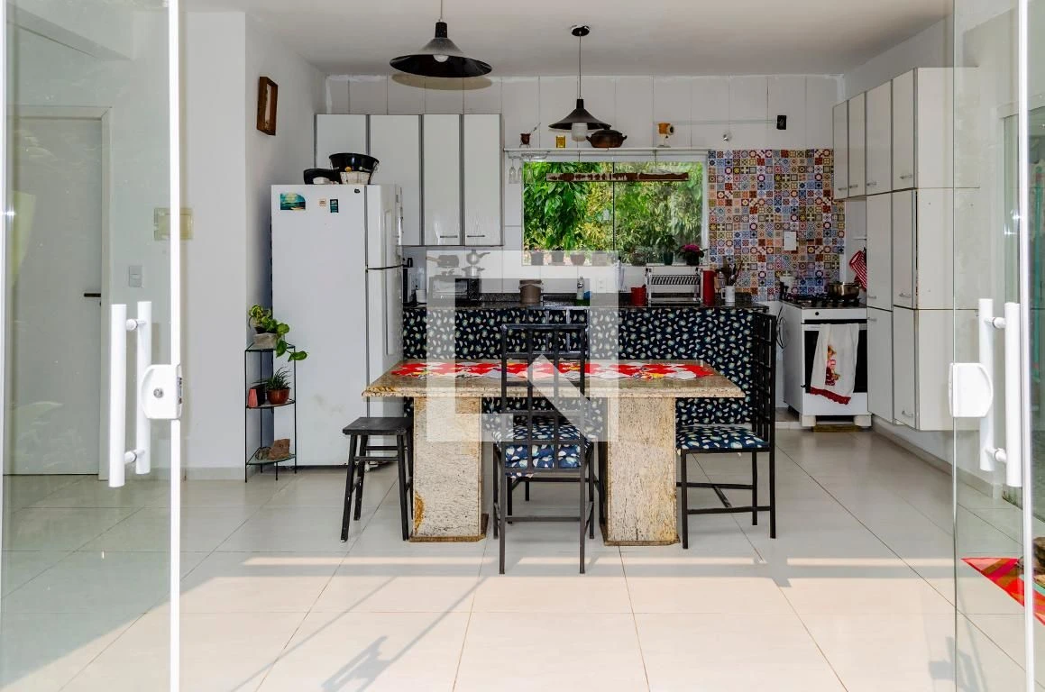 3-bedroom house with a mountain view in Florianópolis — photo 2