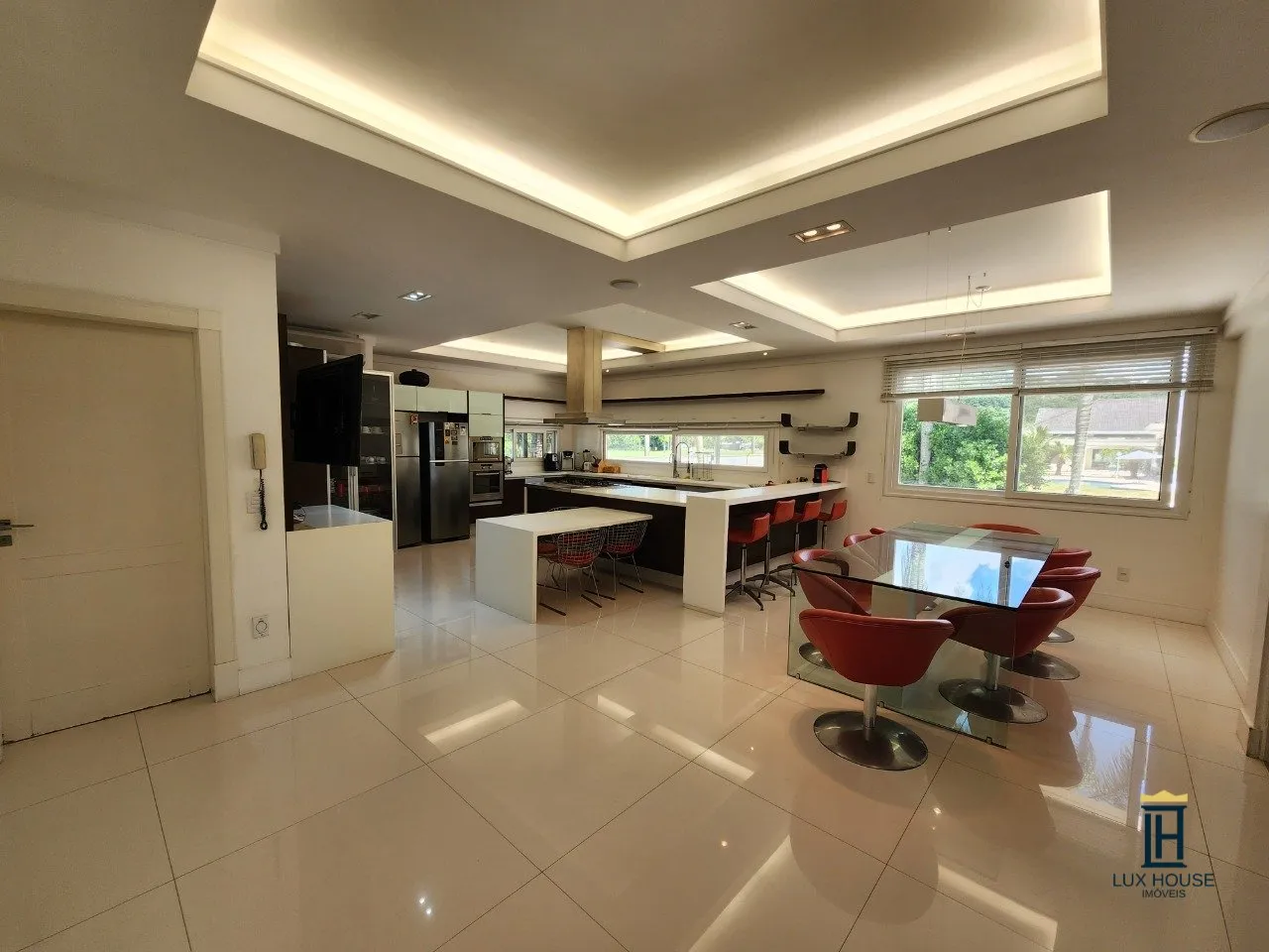 Casa mobiliada com 5 quartos e cozinha integrada a gás