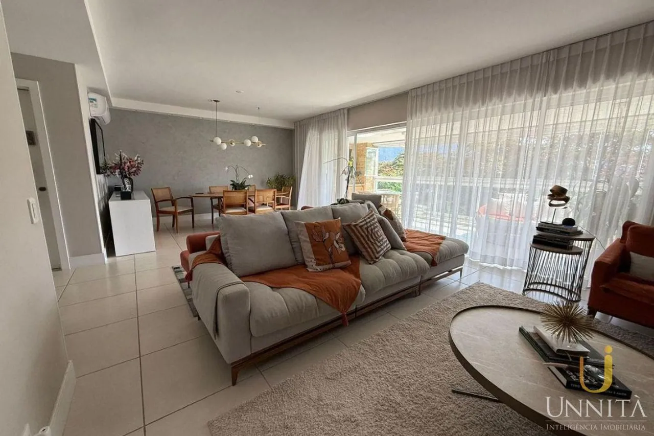Apartamento residencial con balcón acristalado y vistas — photo 10