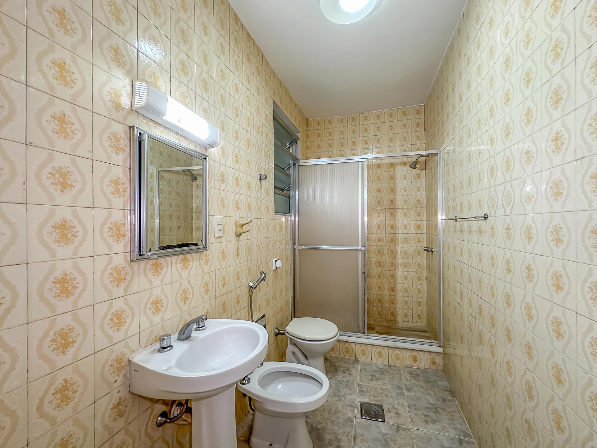 Wood or laminate floors in a one-bedroom apartment, 62 m² — photo 17
