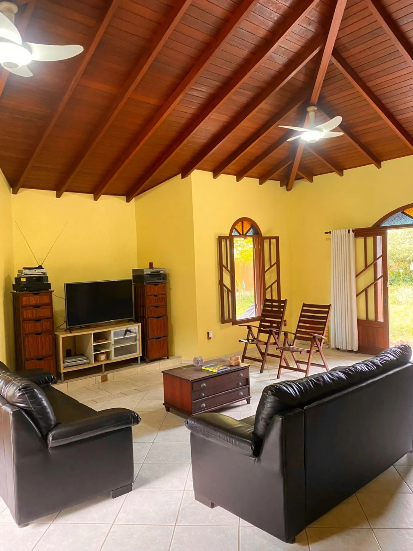 Furnished house with 4 en-suites and private BBQ