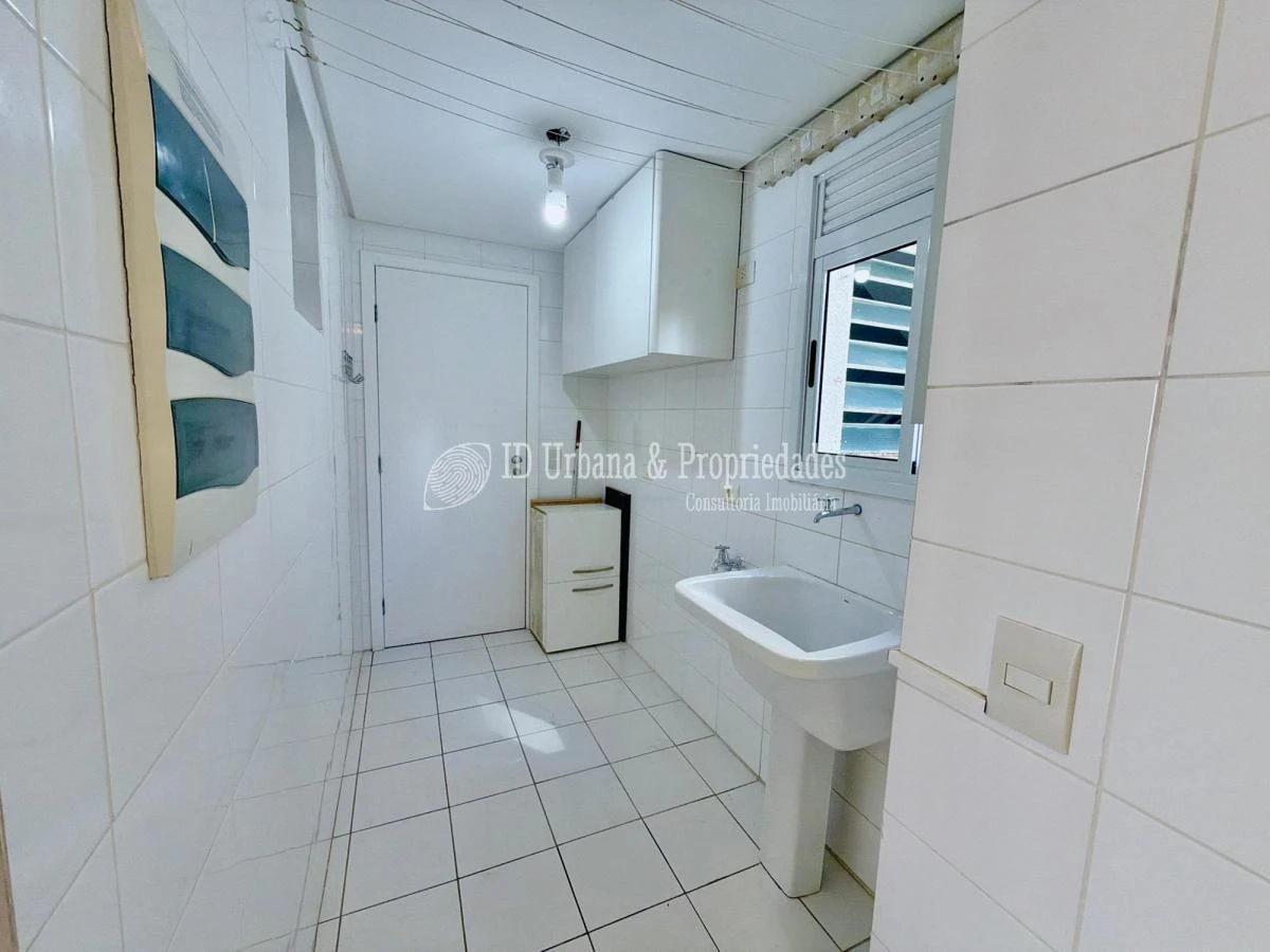 3-bedroom apartment in a building with a pool — photo 10