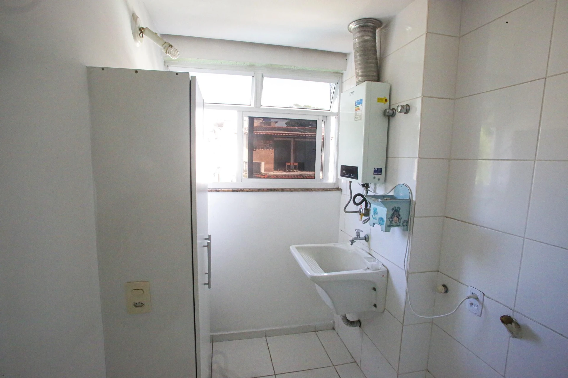 Glass-enclosed balcony in a 3-bedroom apartment, 131 m² — photo 34