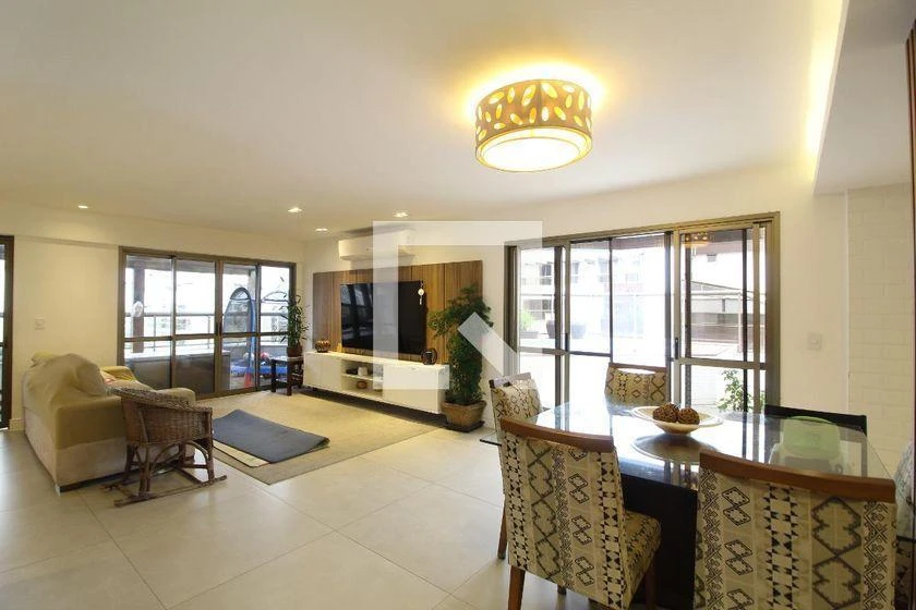 Furnished 4-bedroom apartment with 245 m² and glass balcony — photo 12