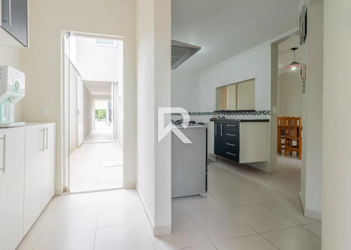250 m² house with a walk-in closet and a bathtub — photo 33