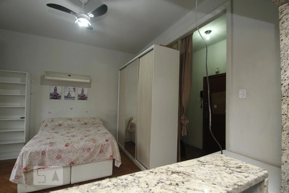 Furnished studio with 1 bedroom and glass shower enclosure — photo 3