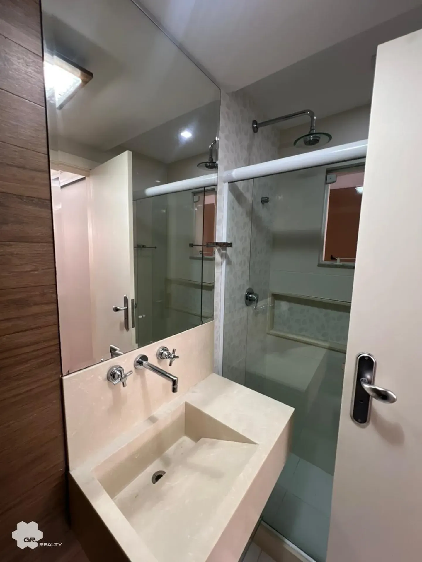 House with 6 en-suite bedrooms and 468 m² of space — photo 49