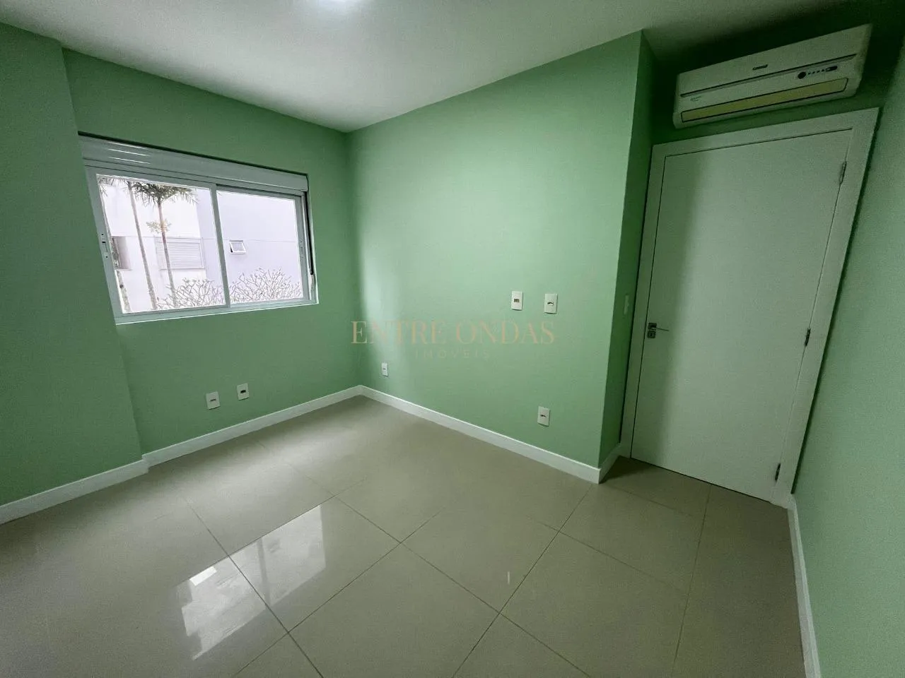 Apartment, 90 m², with a glass-enclosed balcony — photo 33