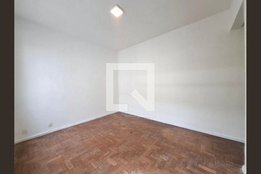 Wood or laminate floors in a one-bedroom apartment, 61 m² — photo 17