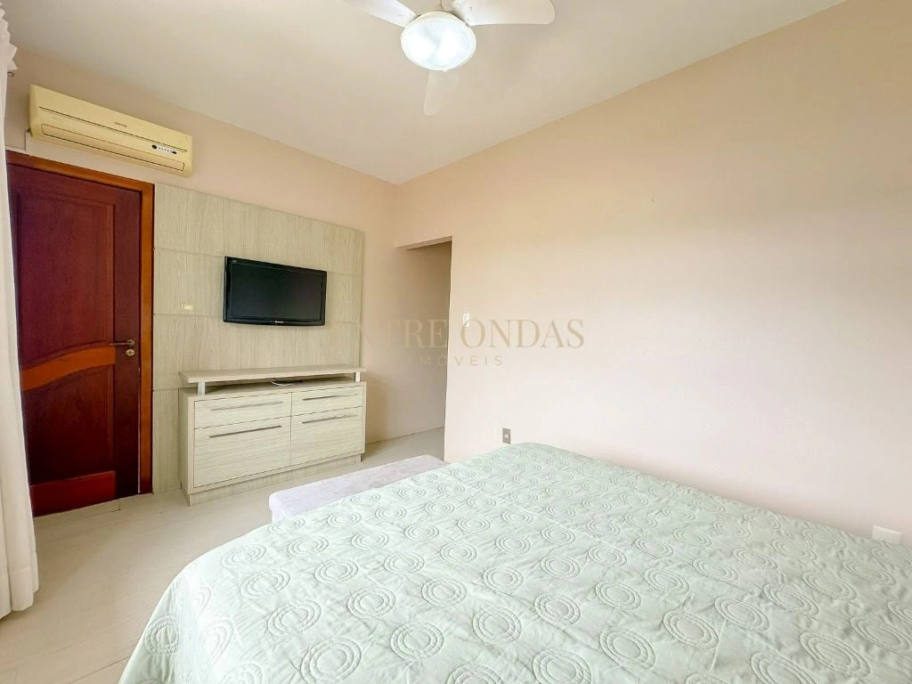 Private pool in a 3-bedroom house, 250 m² — photo 28